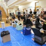 携帯トイレの使い方を学ぶ児童ら=岡山県真庭市で