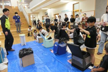 携帯トイレの使い方を学ぶ児童ら=岡山県真庭市で