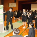 研究成果を披露する生徒=岡山県津山市で