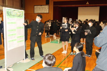 研究成果を披露する生徒=岡山県津山市で