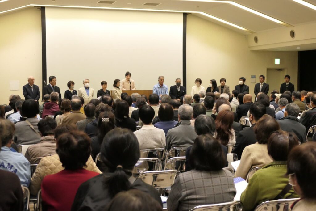 会長に選ばれ、あいさつする髙山会長