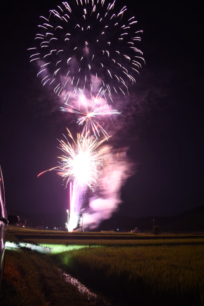 迫力ある打ち上げ花火=岡山県津山市で