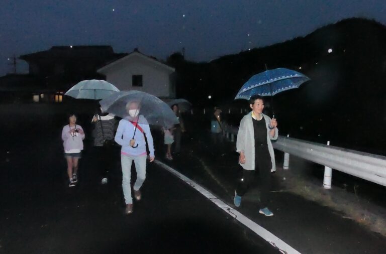 ホタルの里公園まで歩く人たち=岡山県津山市で