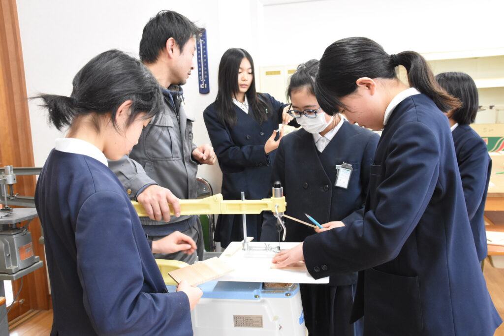 電動糸のこに挑戦する子どもら