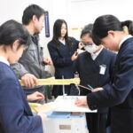 電動糸のこに挑戦する子どもら