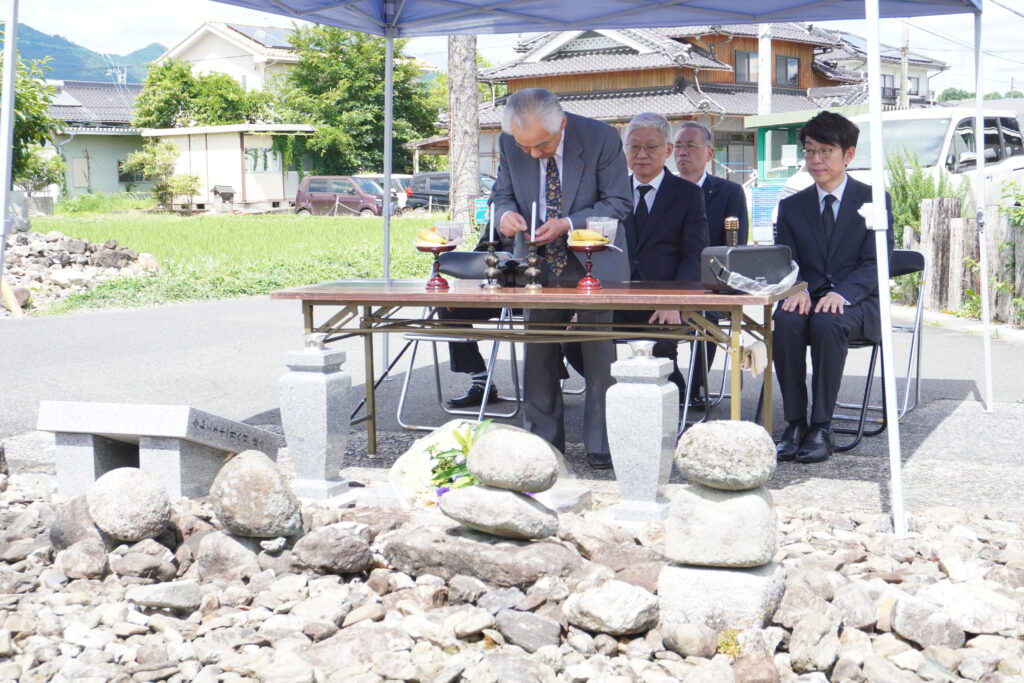 耳地蔵に焼香する出席者