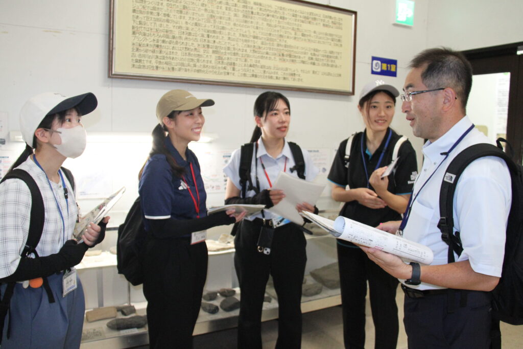 展示を見ながら説明を聞き、郷土への理解を深める新任教職員