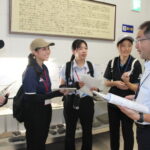 展示を見ながら説明を聞き、郷土への理解を深める新任教職員