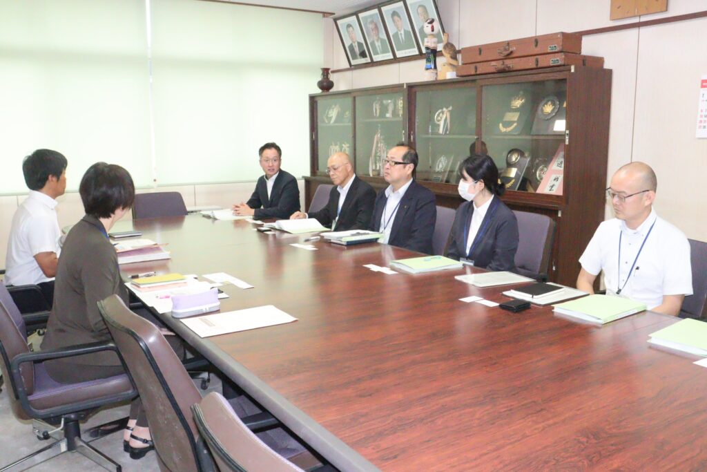 あいさつする菅田会長