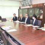 あいさつする菅田会長