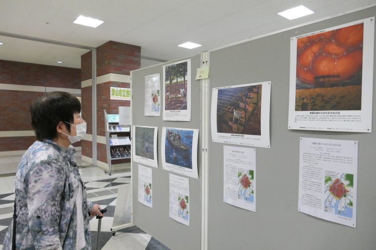 原爆投下の様子を鮮明に描いた作品を見る来場者＝岡山県津山市にて