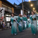 旧出雲街道美甘宿を練るふれ愛おどりパレード=岡山県真庭市で