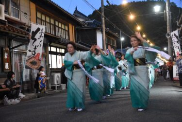 旧出雲街道美甘宿を練るふれ愛おどりパレード=岡山県真庭市で