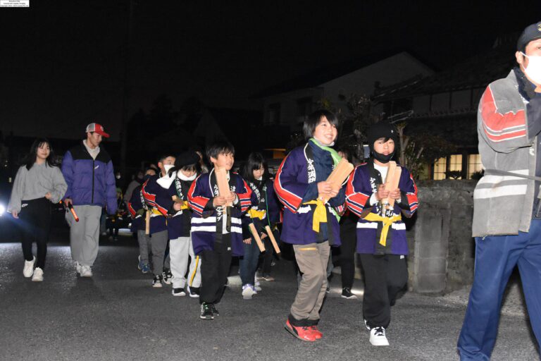 元気よく「火の用心」を呼びかける子どもたち=岡山県津山市で