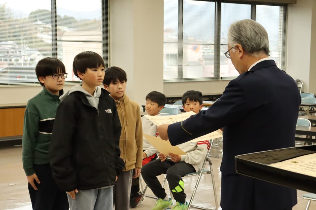 表彰を受ける子どもたち