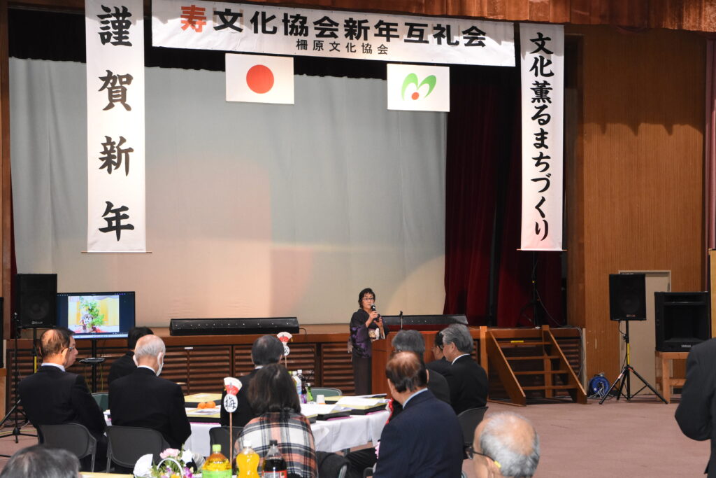 あいさつをする禾本会長