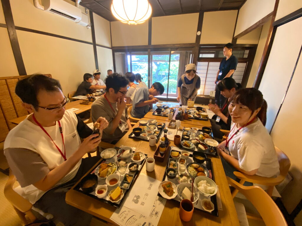 食事を楽しみながら交流を深める参加者