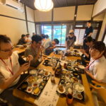 食事を楽しみながら交流を深める参加者
