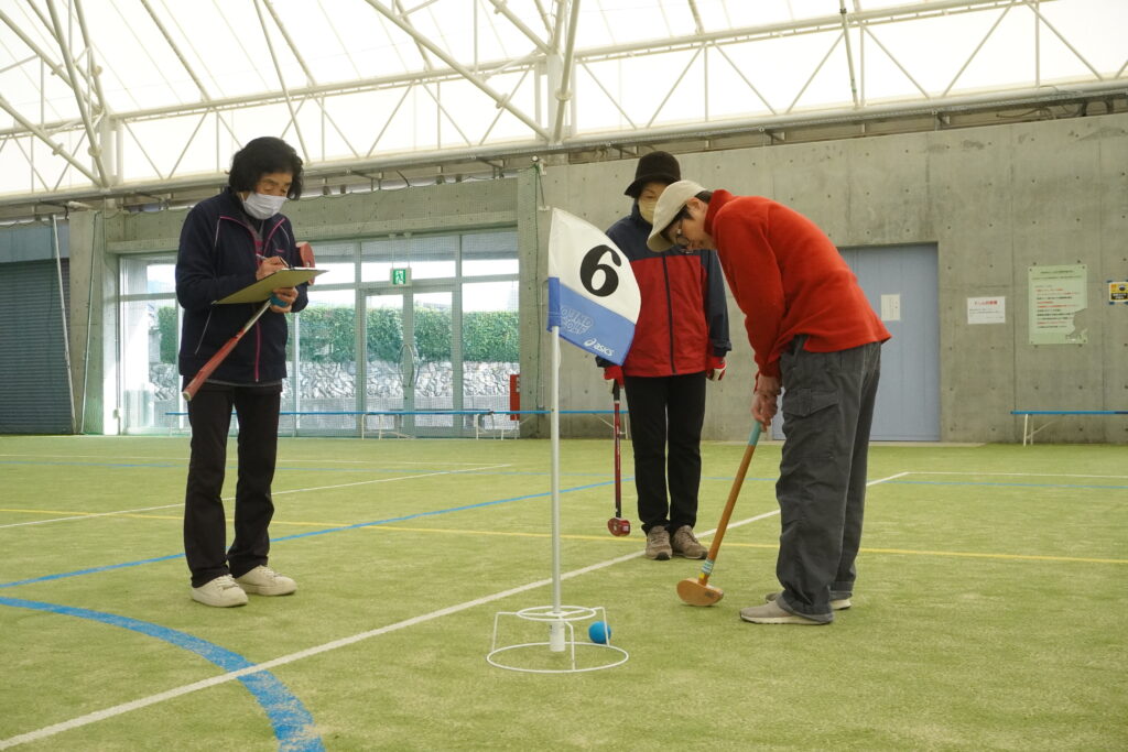 和気あいあいとプレーする参加者