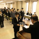 卒業証書を受け取る美作高校通信制の生徒代表=岡山県津山市で