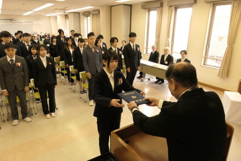 卒業証書を受け取る美作高校通信制の生徒代表=岡山県津山市で