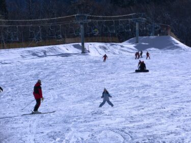 ウインタースポーツを楽しむ人たち=岡山県真庭市、ひるぜんベアバレースキー場で