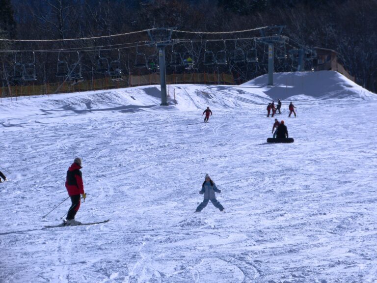 ウインタースポーツを楽しむ人たち=岡山県真庭市、ひるぜんベアバレースキー場で