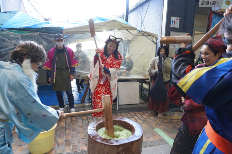 餅つきをする「岡山湯郷ベル」の村上選手ら=岡山県津山市で