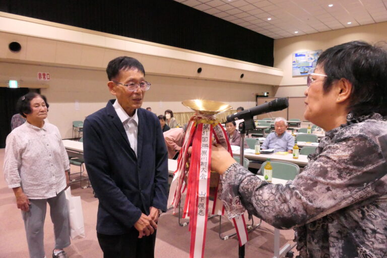 黄金の石原杯が贈られた坂本さん=岡山県美咲町で