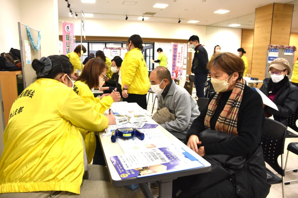 健康診断を受ける来場者