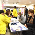 健康診断を受ける来場者