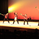 デッキブラシを使ったダンスを披露するタップドゥ＝岡山県津山市で