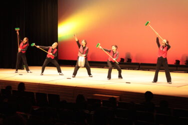デッキブラシを使ったダンスを披露するタップドゥ＝岡山県津山市で
