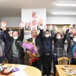 花束を受け取り、万歳三唱で祝う末永氏