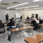 河島委員長のあいさつを聞く各陣営=岡山県津山市で