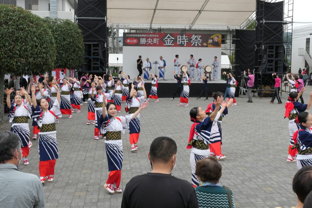 勝央音頭保存会による踊り=岡山県勝央町で