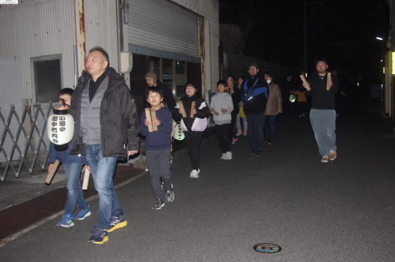 拍子木を手に防火を呼びかける田中町内会の子どもたち=岡山県津山市で