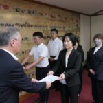 要望書を提出する北山会長ら
