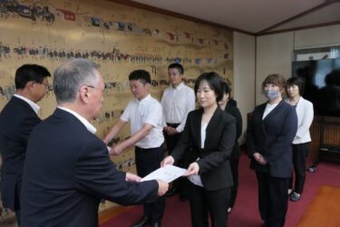 要望書を提出する北山会長ら