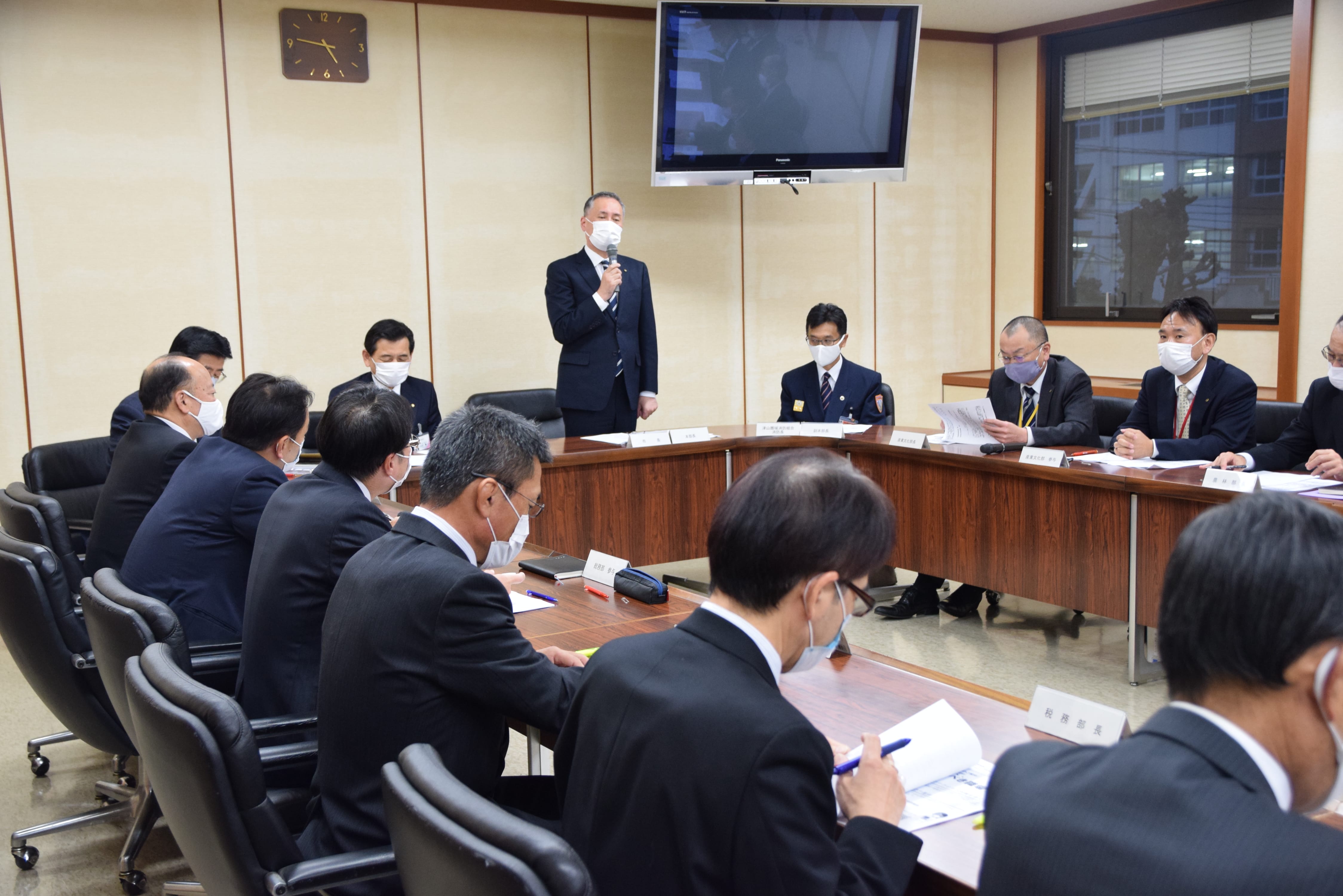 津山市は27日、第22回対策本部会議を山北の市役所で開き、市の感染症拡大防止策を更新した
