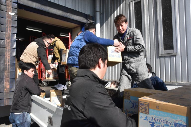 救援物資をトラックに運び入れる津山YEGのメンバー=岡山県津山市で