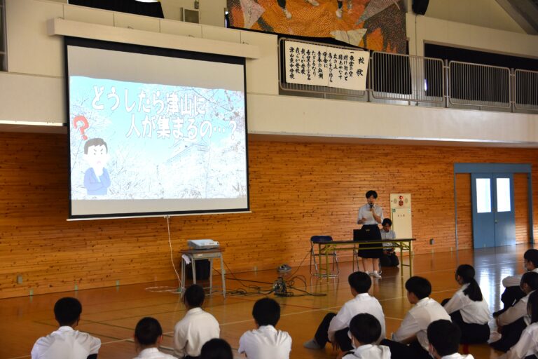 つやま郷土学の学年発表会=岡山県津山市、津山東中学校で