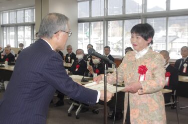 太田市長から表彰状を受け取る被表彰者=岡山県真庭市で