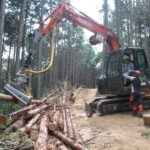 ハーベスタの操作体験をする勝間田高校の生徒＝岡山県美咲町で