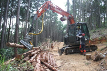 ハーベスタの操作体験をする勝間田高校の生徒＝岡山県美咲町で