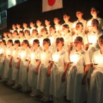 ろうそくの明かりの中、ナイチンゲール誓詞を唱和する継灯生＝岡山県津山市で