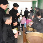 「防災カレー」作りに挑戦する子どもたち=岡山県津山市で