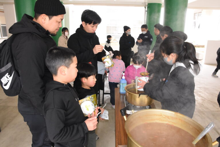 「防災カレー」作りに挑戦する子どもたち=岡山県津山市で