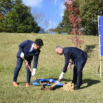 ハナモモの苗木を植樹する石川会長と谷口市長=岡山県津山市で