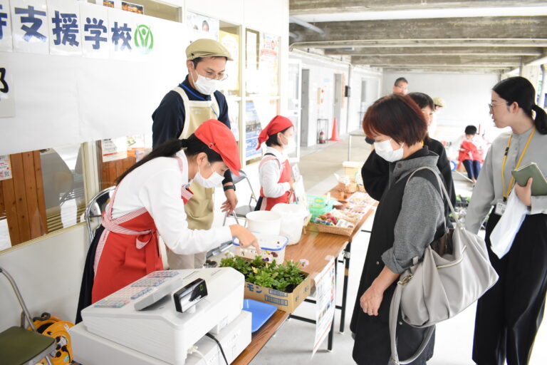 レジ打ちなどをする生徒たち=岡山県美咲町で